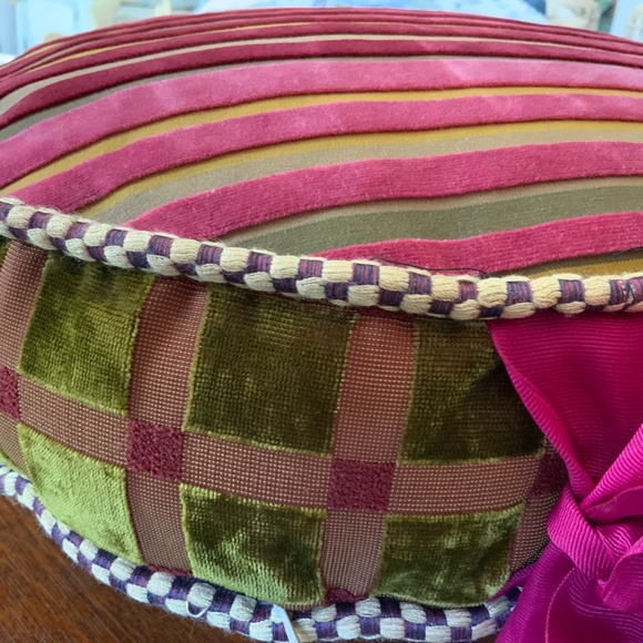 BEAUTIFUL RARE Vintage MacKenzie Childs Round Velvet Pillow with Bow Ribbon Ties - Picture 8 of 12